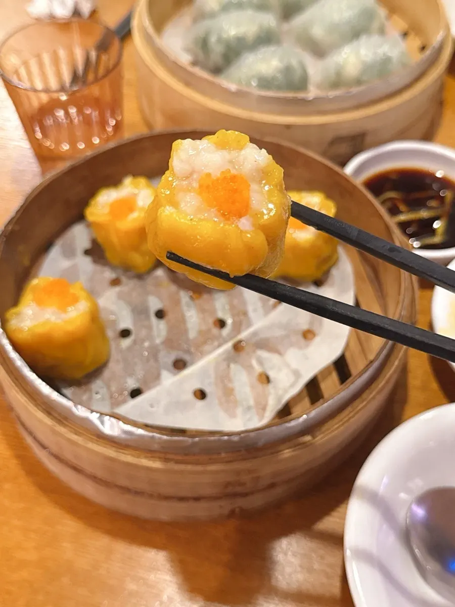 찜기에 담긴 쇼마이 클로즈업