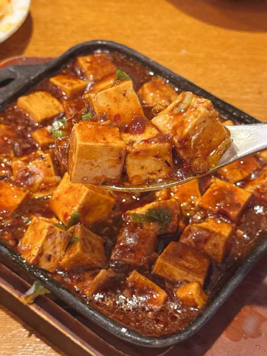 부드러운 두부가 담긴 마라두부 클로즈업