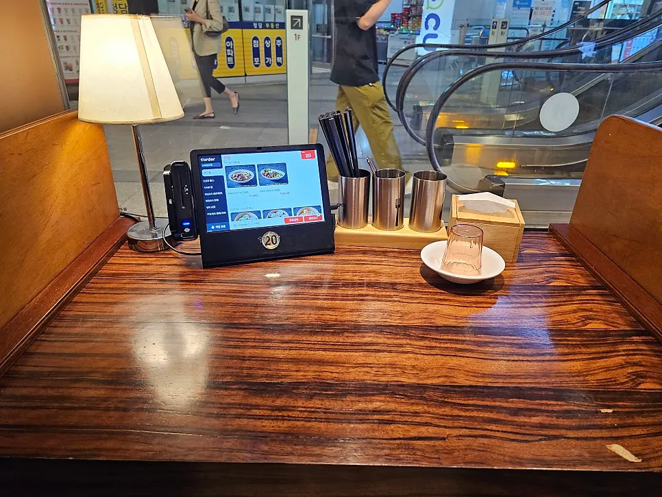 Seating layout inside Sinbok Myeongwan