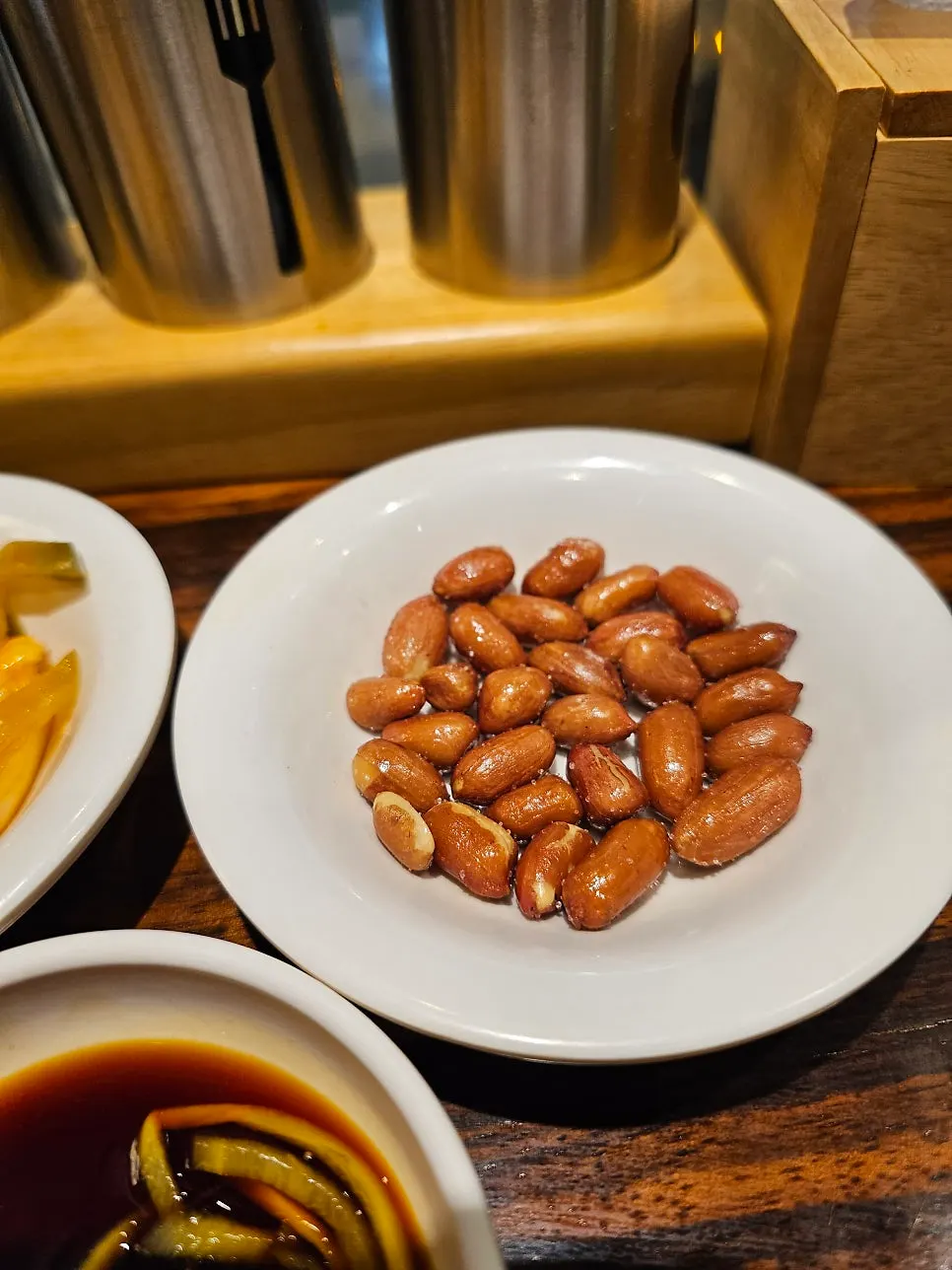 Sinbok Myeongwan's fragrant roasted peanut side dish