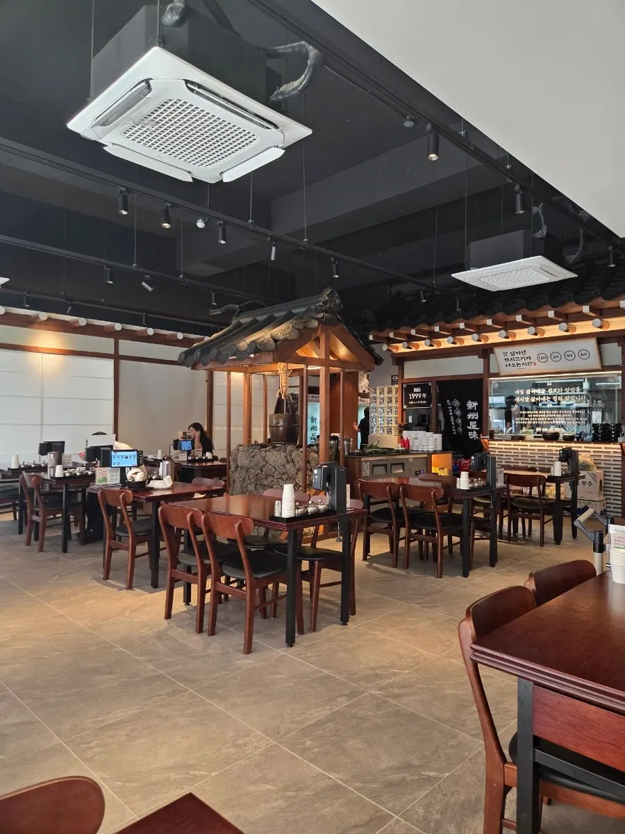 Interior hall of Sinju Okmi Gangnam Branch with baby chairs