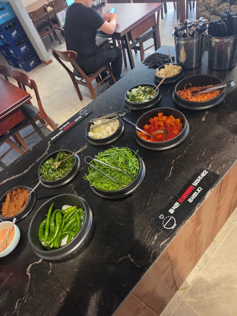 Self-serve bar for refilling side dishes