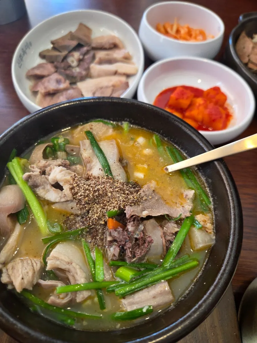 Perilla seed powder stirred into the sundaeguk broth