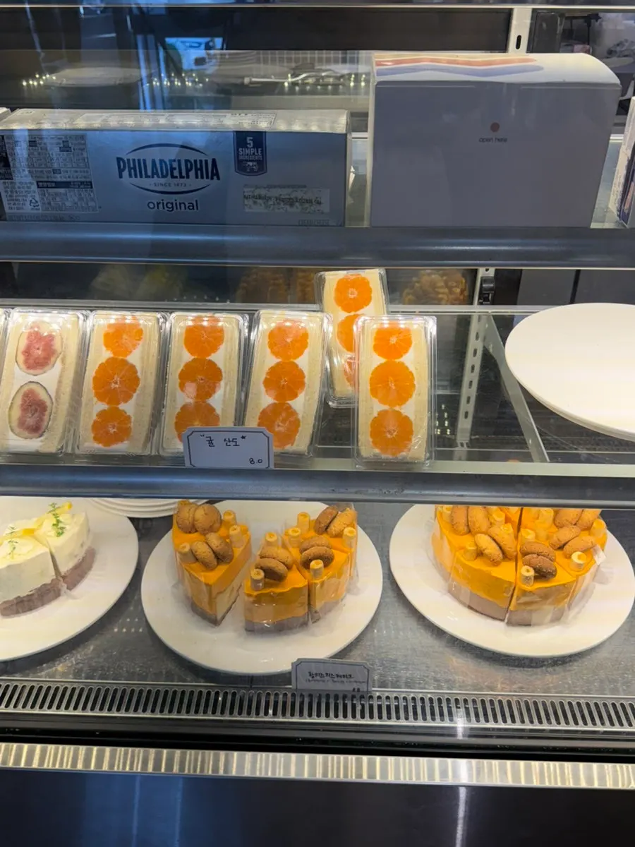 Display case with many kinds of slice cakes