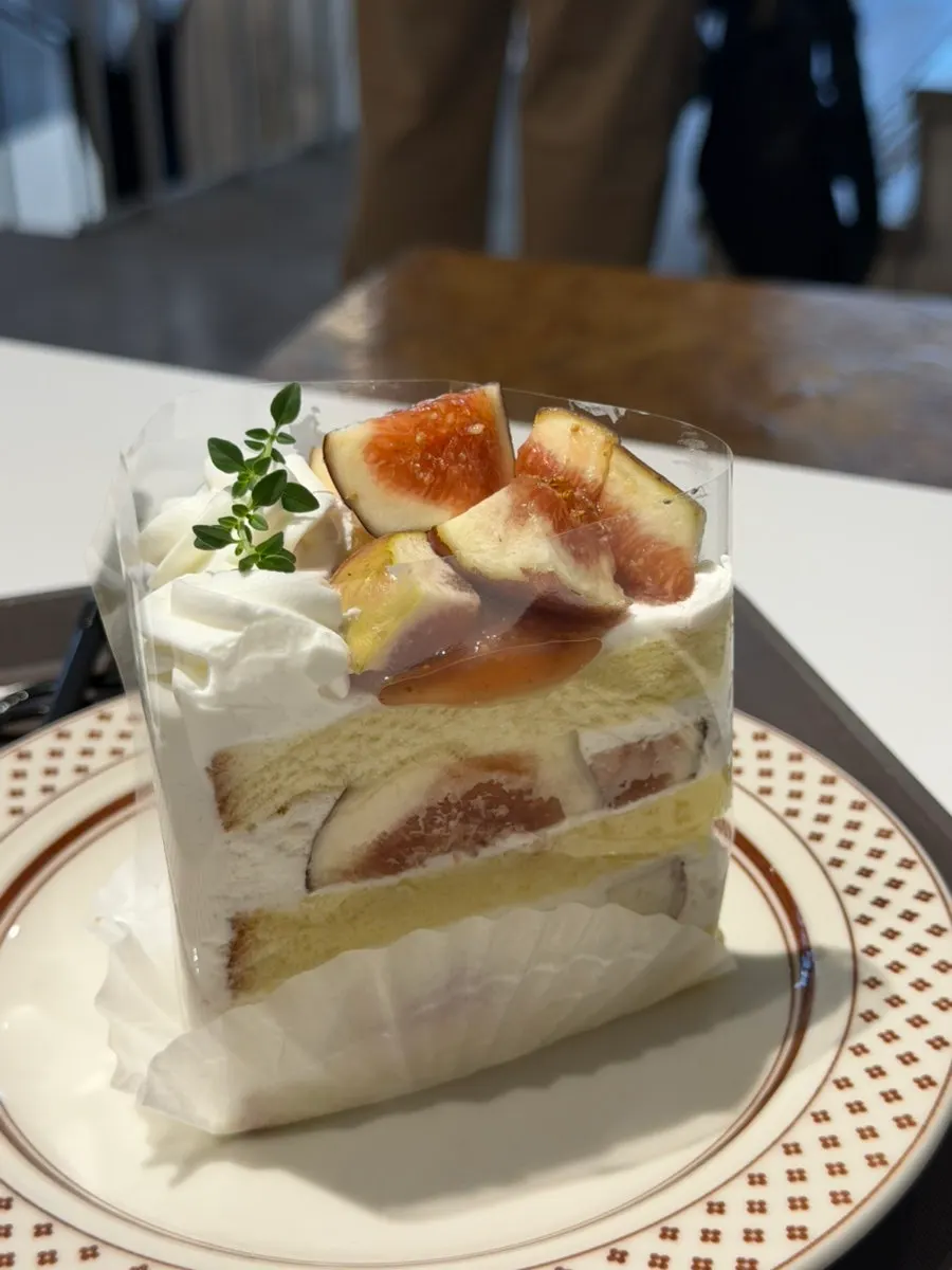 Two drinks and a cake on the table