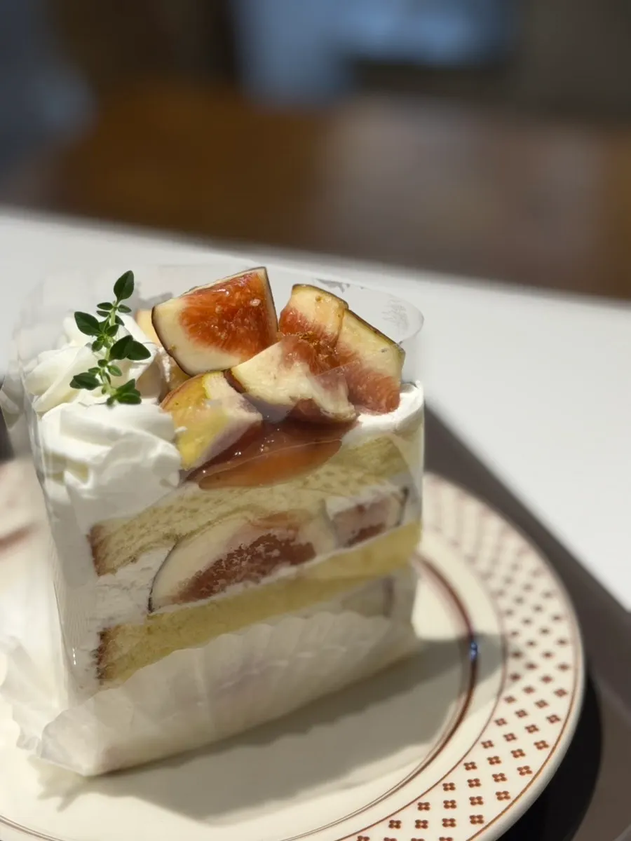 Fig fresh cream cake served alongside coffee