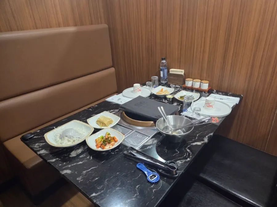 Entrance to the ground-floor restaurant on Gangnam-daero