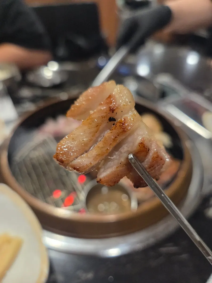 Grilled black pork with myeongi-namul and pa-kimchi