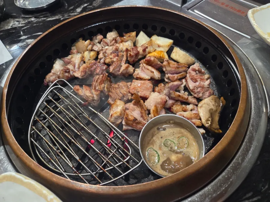 Thick-cut mokssal and ogyeopsal grilled to order