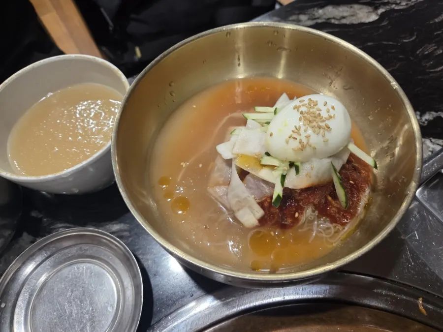 Mul-naengmyeon and bibim-naengmyeon ordered to finish the meal