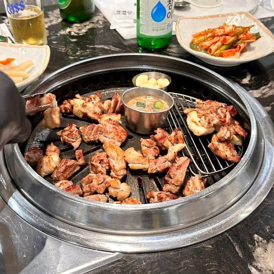 Jeju thick-cut pork table setting at Deo Bareun Jeongyuk Sikdang Gangnam Sinnonhyeon Station