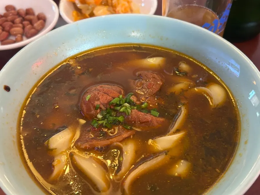 두툼한 도삭면 면발과 국물