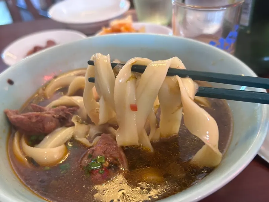 진한 우육도삭면과 차가운 맥주