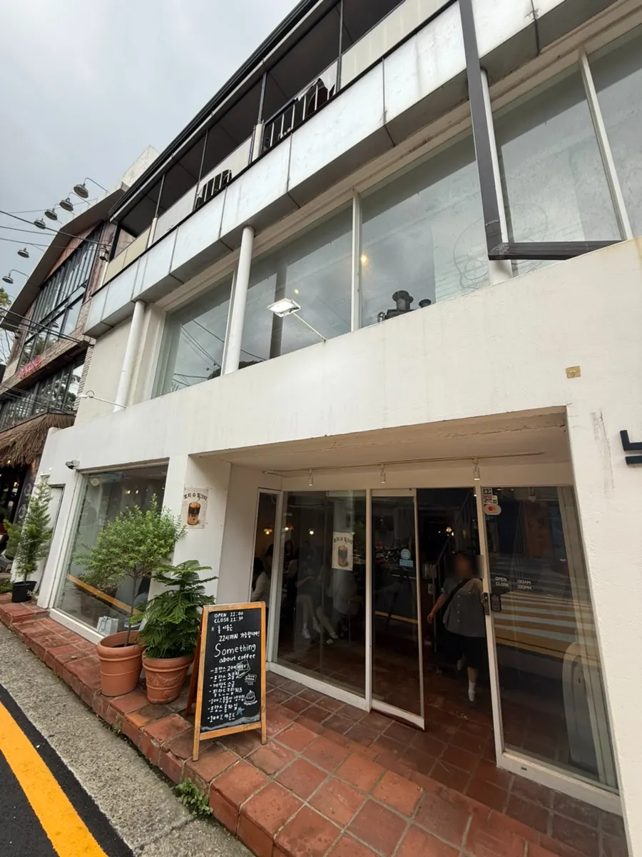 Entrance to the café, 7 minutes on foot from Sinnonhyeon Station