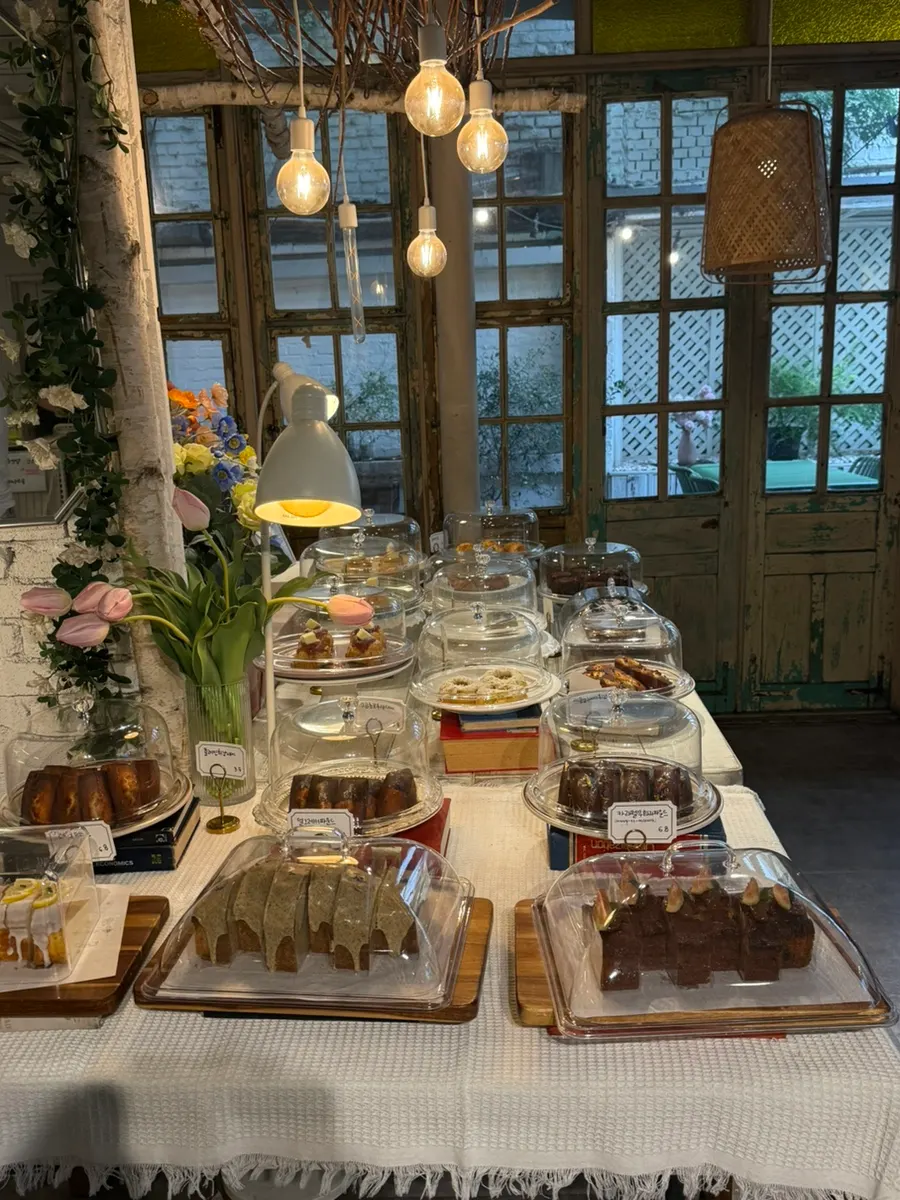 Final shot of the drink and dessert at the solo seat
