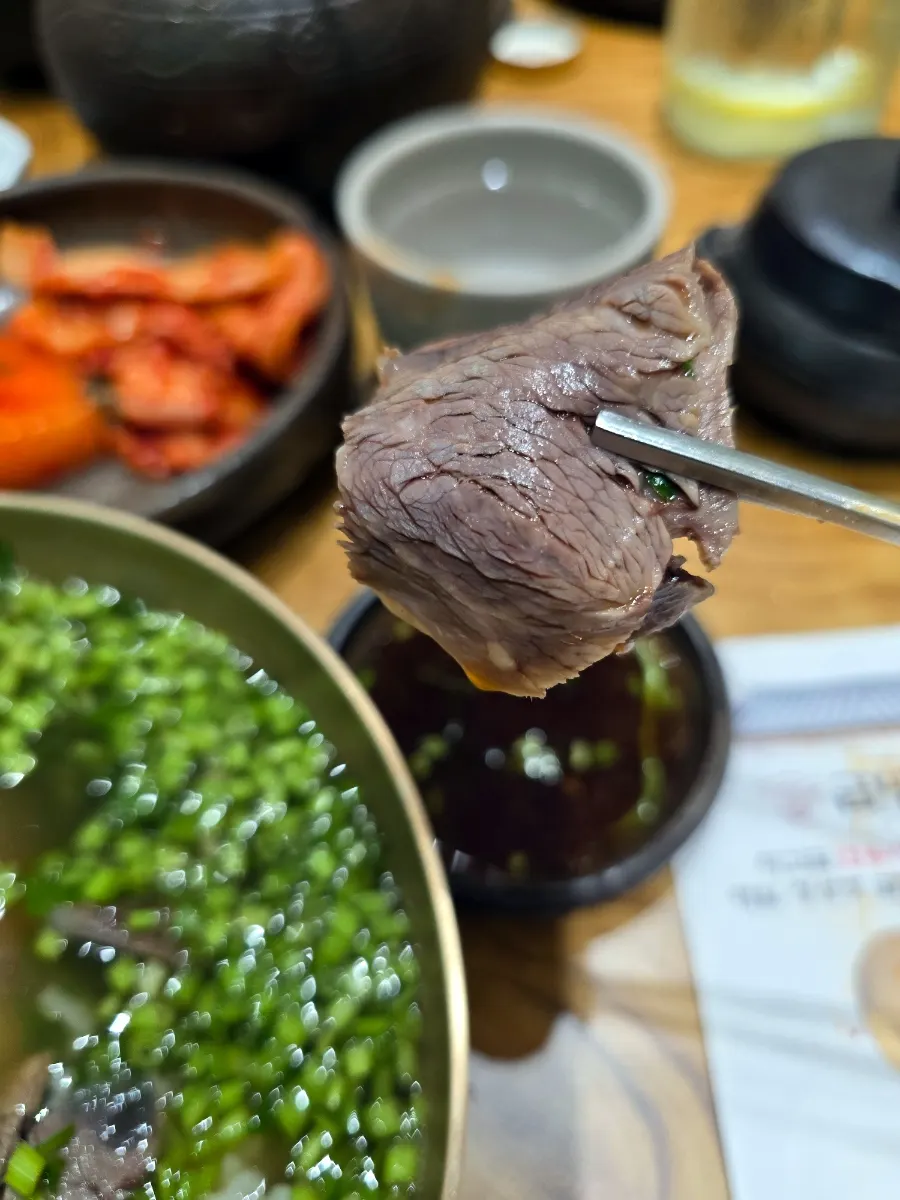 국물과 함께 건져 올린 곰탕 한우 고기