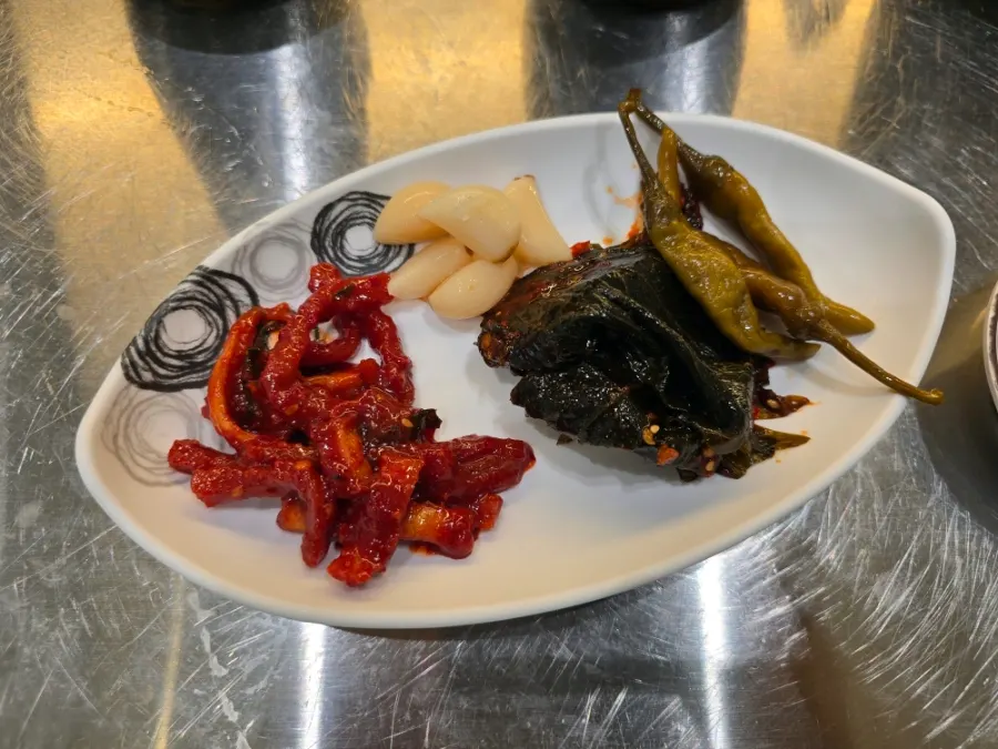 김치와 명태회무침 등 반찬 한 상