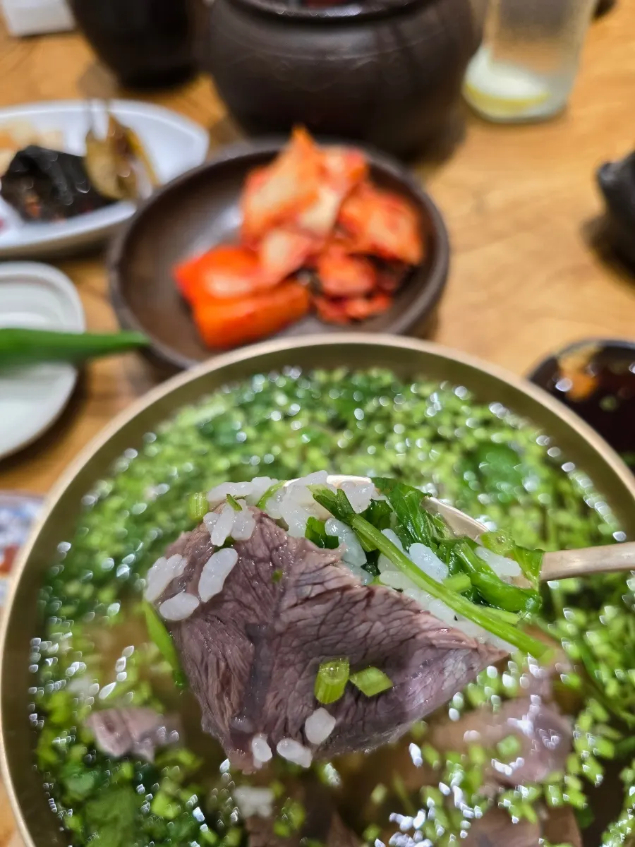 담백하게 비운 미나리 곰탕 그릇