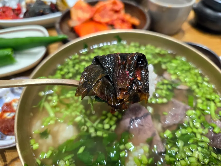 한우 곰탕과 반찬을 곁들인 한 끼 상차림