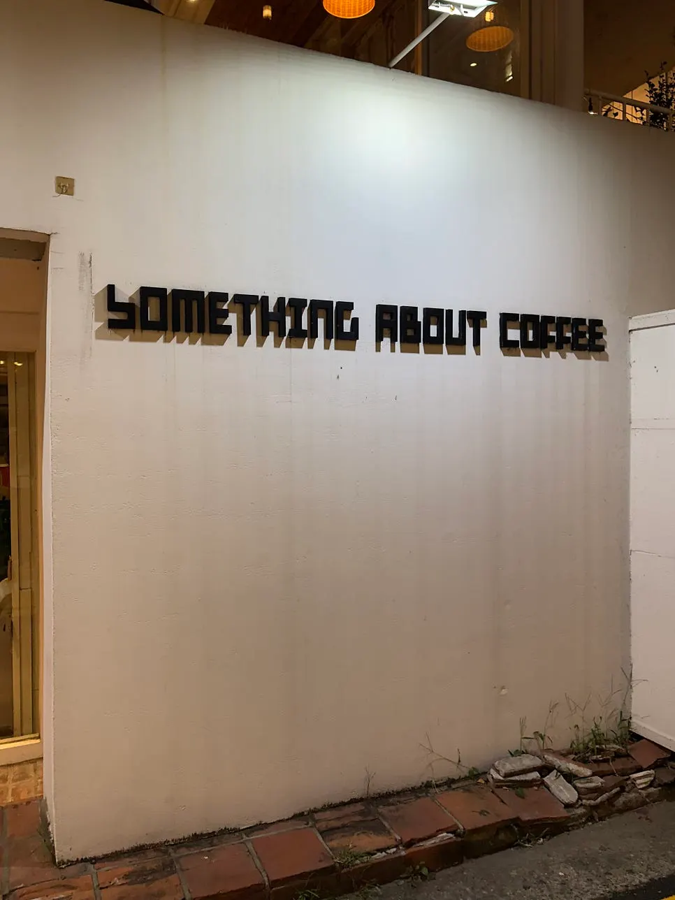 1~3층을 모두 쓰는 썸띵어바웃커피 건물
