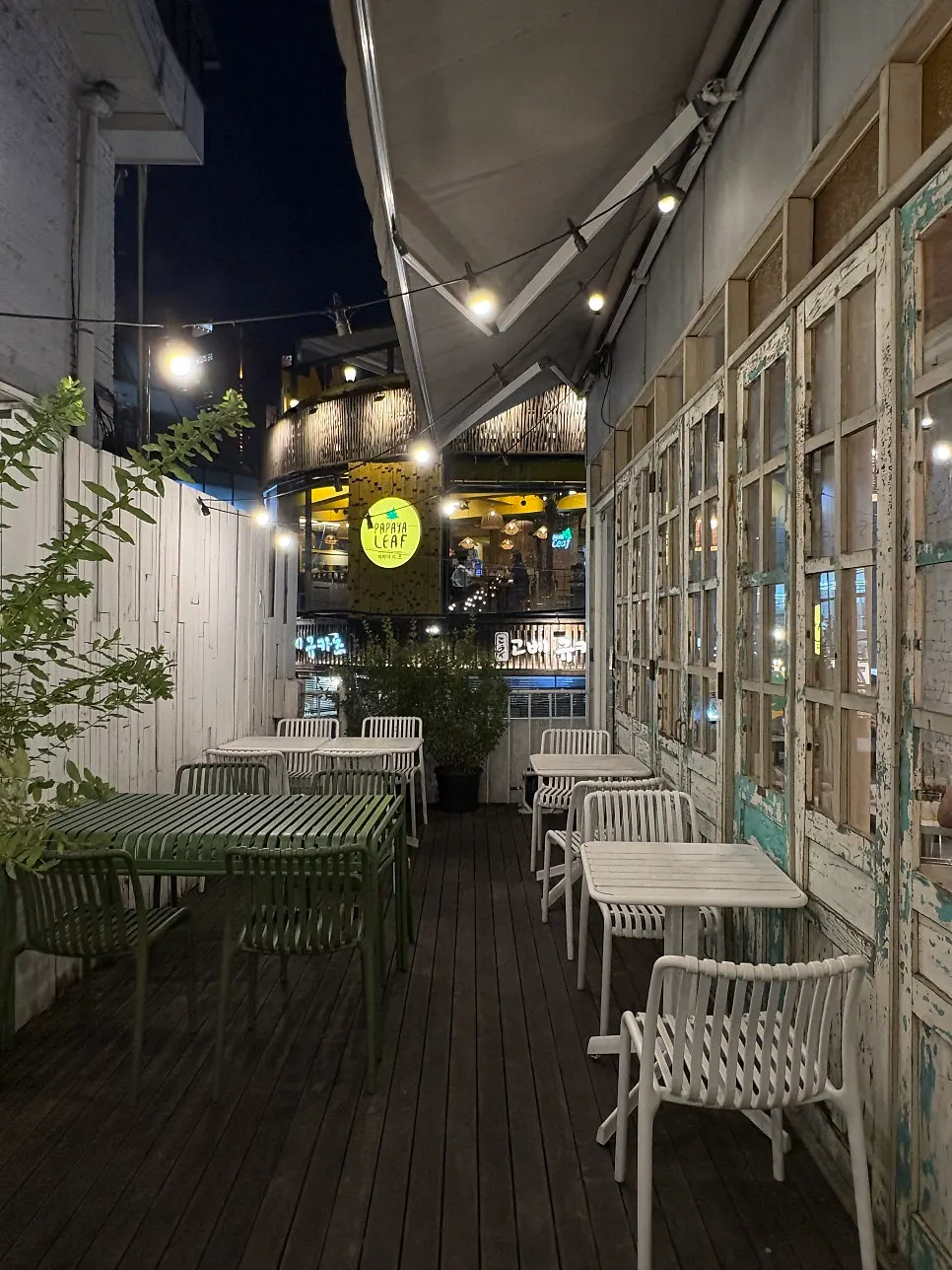 계산대와 화장실이 있는 2층 공간