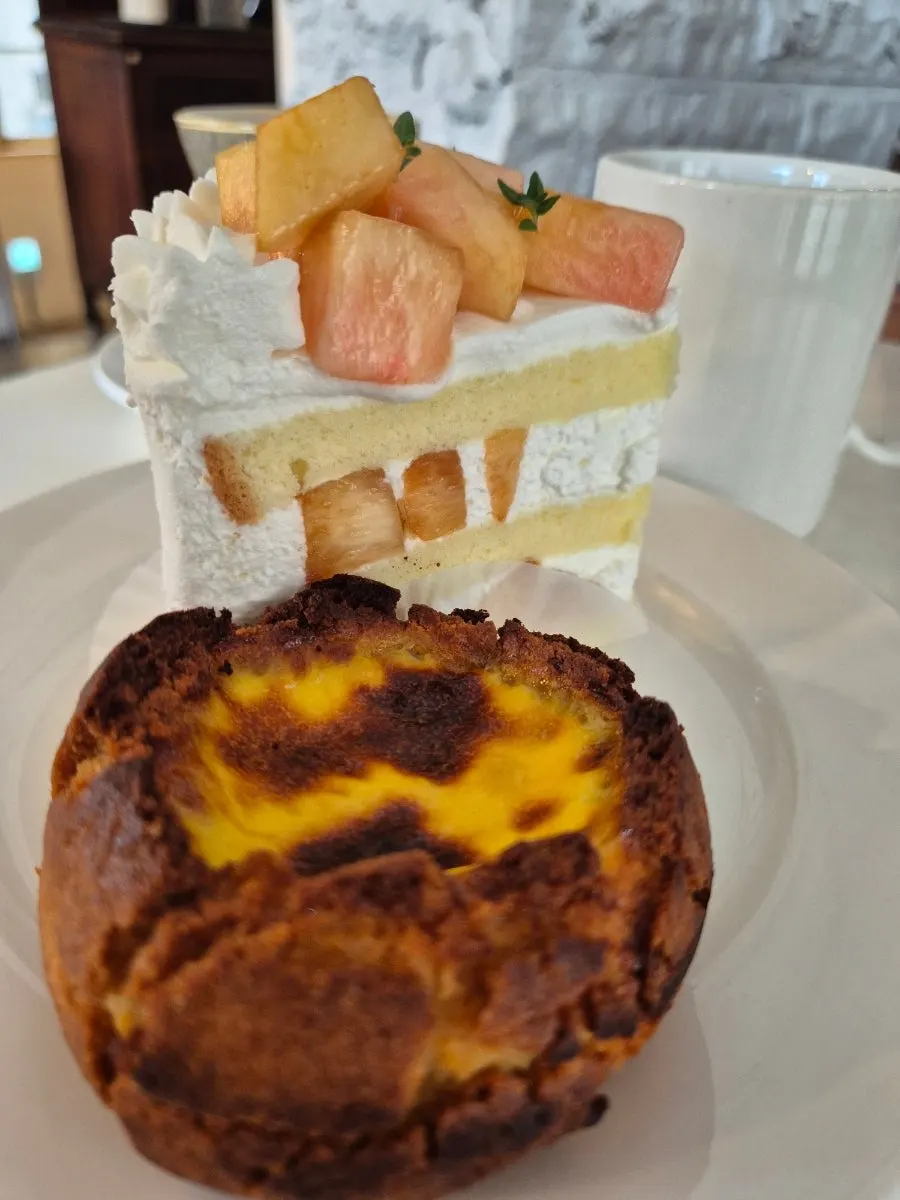 Eye-catching black sesame cream latte and cake