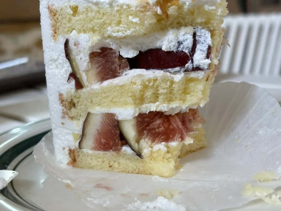 Fig cream cake with coffee