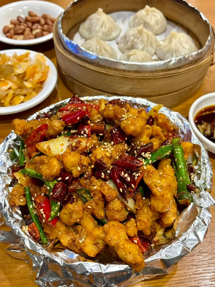 Hidangan laziji yang baru digoreng dan xiao long bao