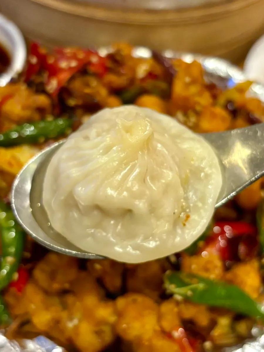 Jus mengalir melalui kulit xiao long bao
