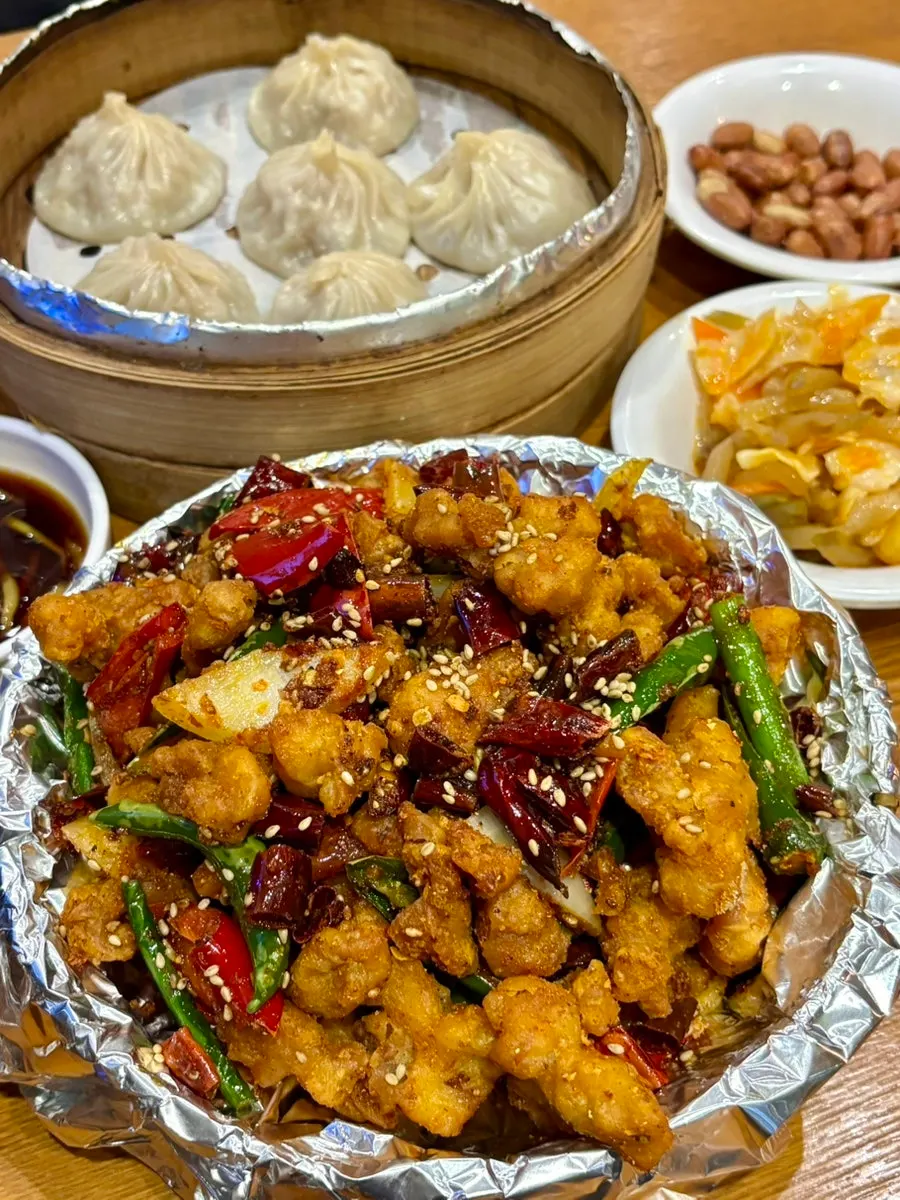 Hidangan laziji dan xiao long bao dimakan bersama