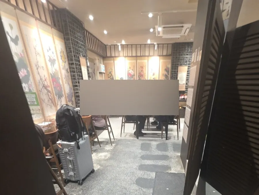 다양한 손님들이 식사 중인 홀 풍경