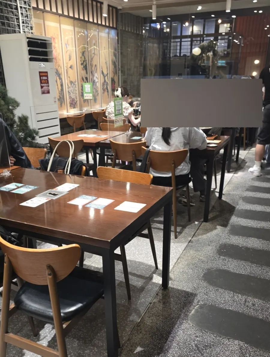 강남 거리를 향한 외부 테이블