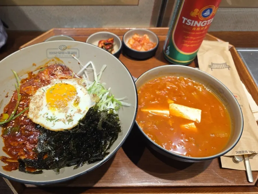 계란후라이와 김가루를 올린 매콤낙지볶음덮밥