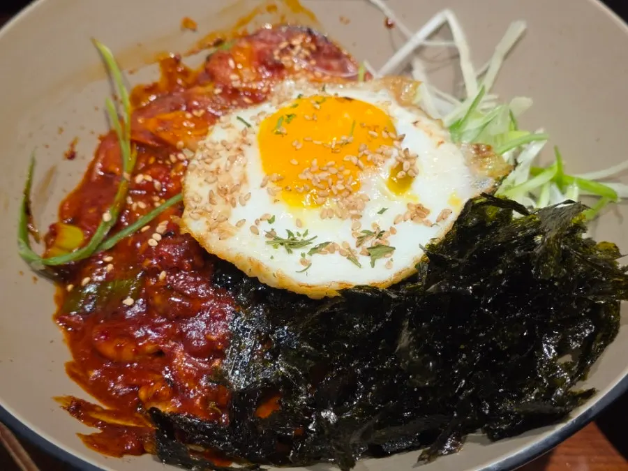 밥과 함께 비벼진 매콤한 낙지