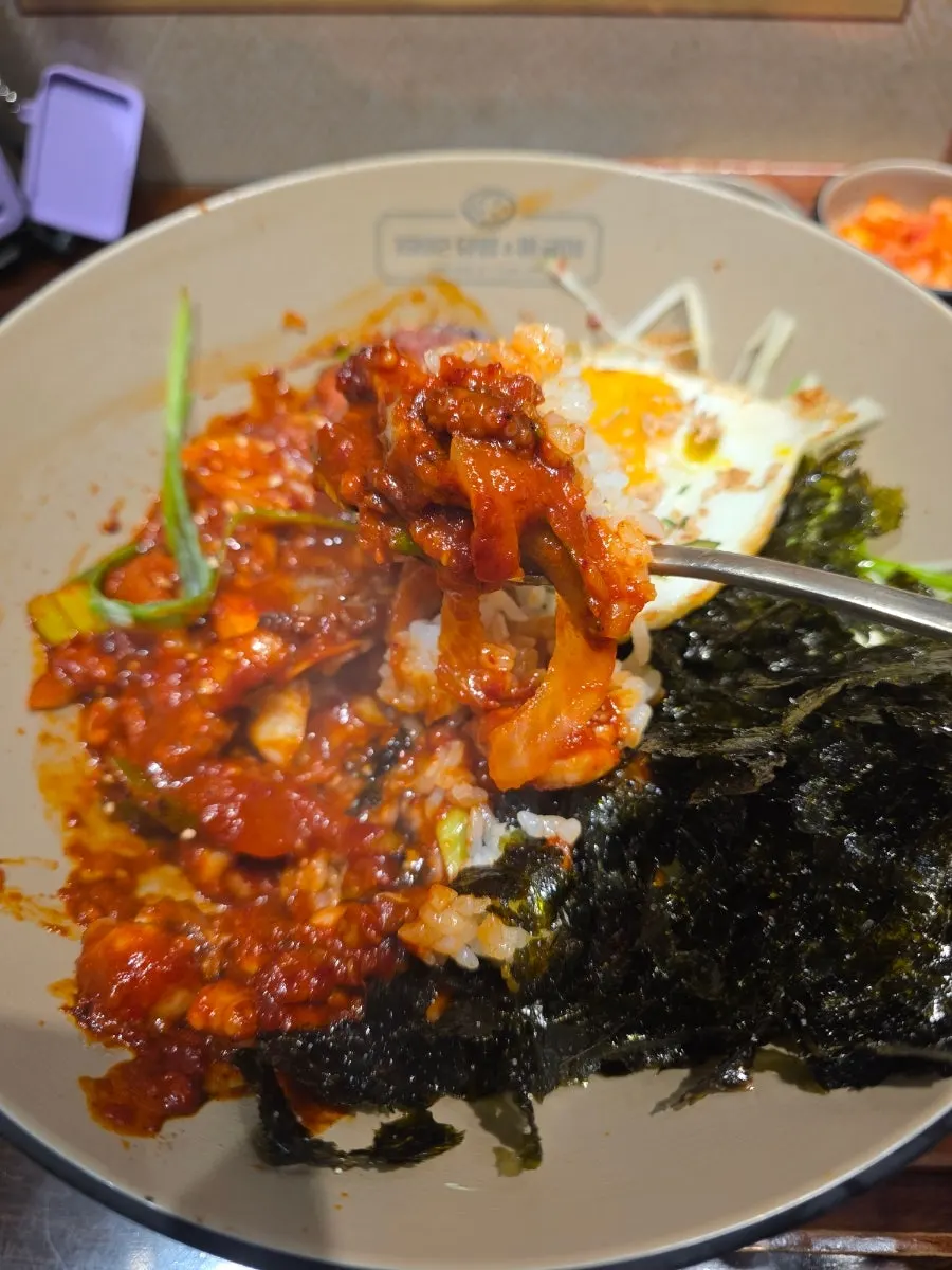함께 나온 뜨끈한 김치찌개