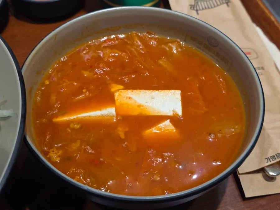 낙지덮밥과 김치찌개를 번갈아 먹는 상차림