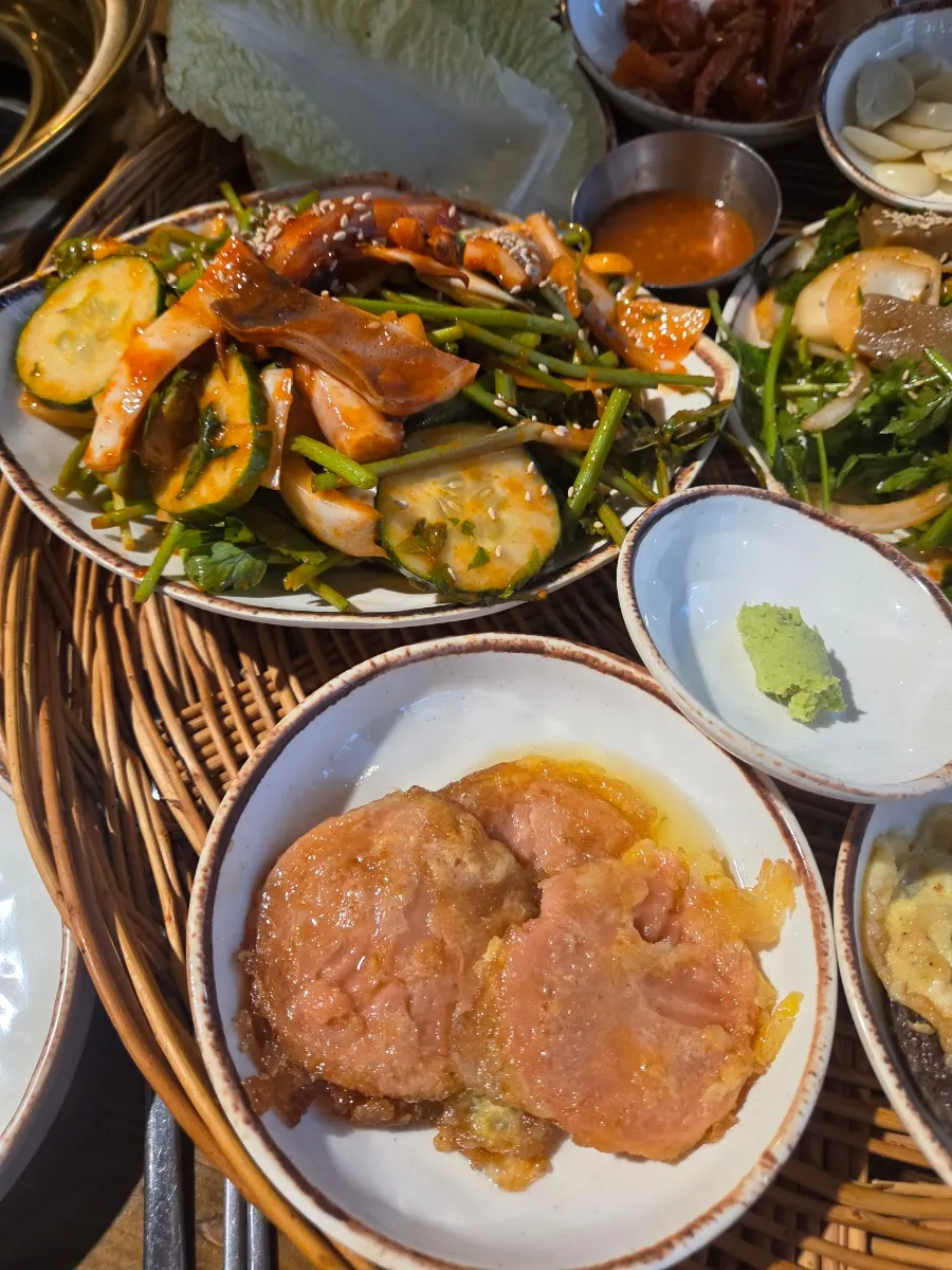 삼겹살과 오돌갈비 고기 메뉴