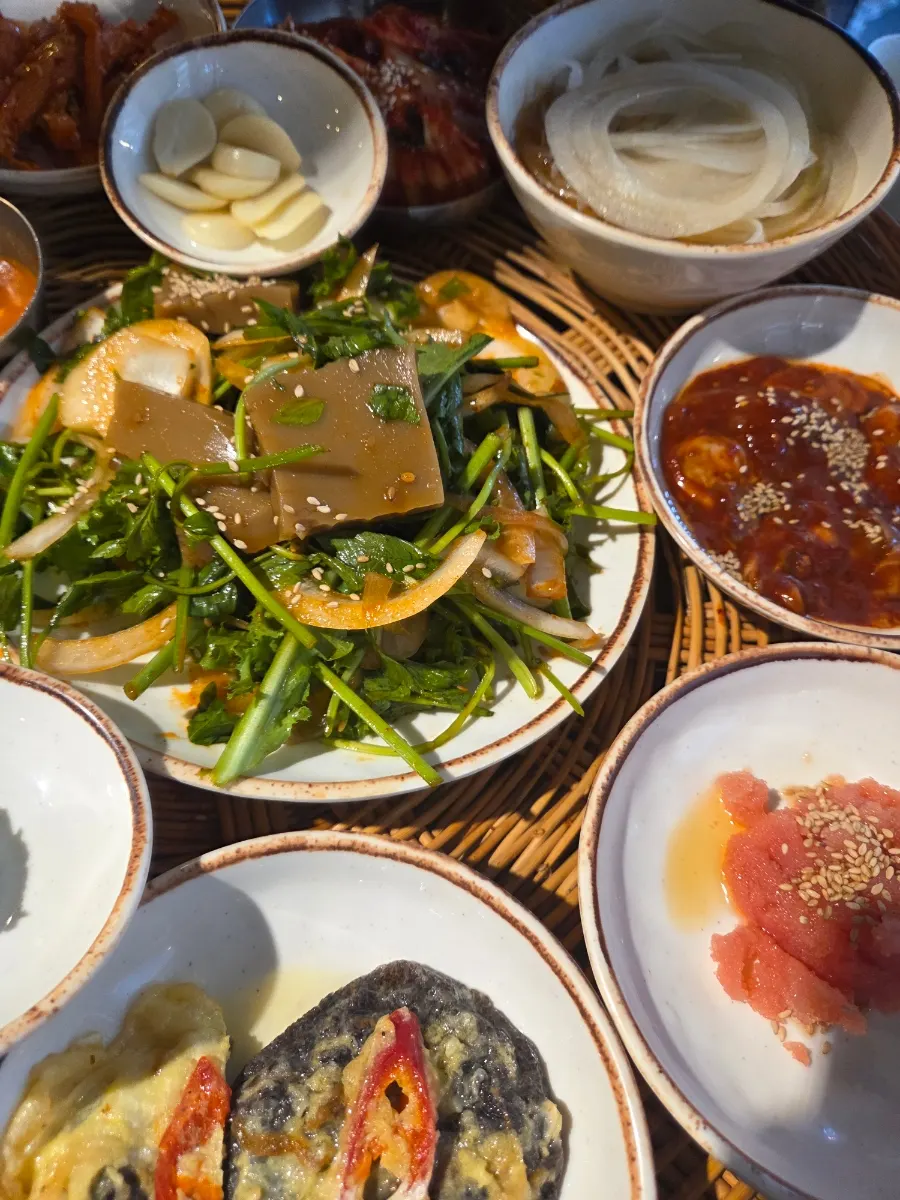 삼겹살과 오돌갈비 고기 메뉴