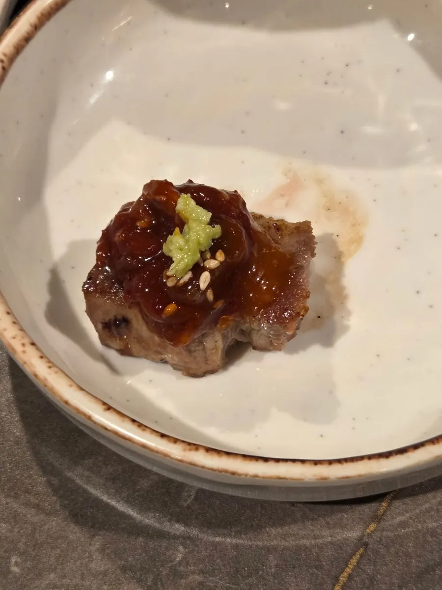 El personal asando samgyeopsal y mok-sal