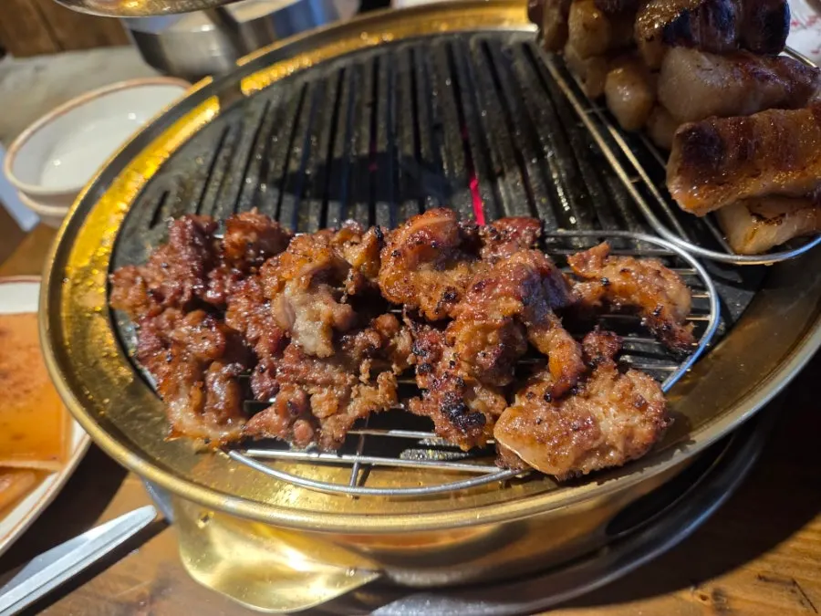 정갈하게 구워진 삼겹살