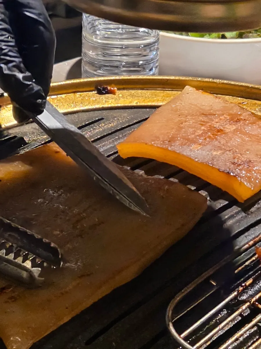 Disfrutando del kkeopdegi tras la comida de carne