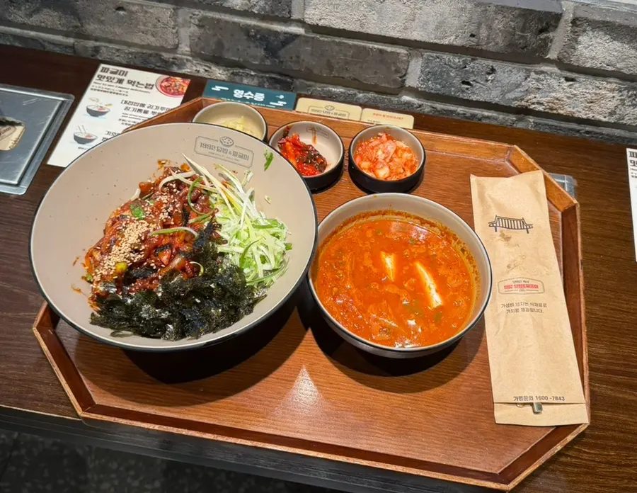 Menu board listing jjageuli and rice bowl dishes