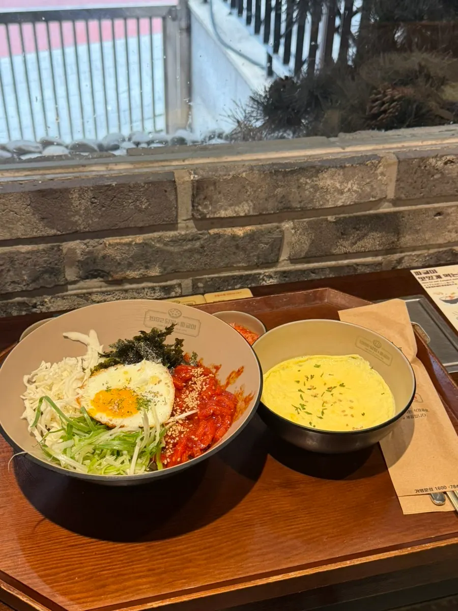 Rice bowl set served on an individual tray