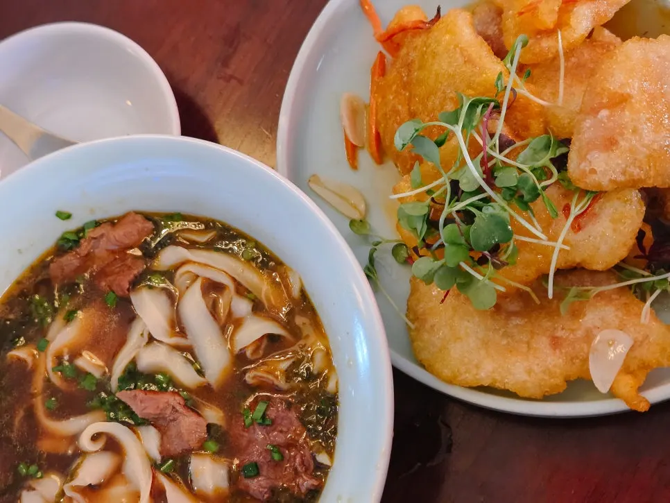 Roasted peanuts and pickled cabbage served as side dishes