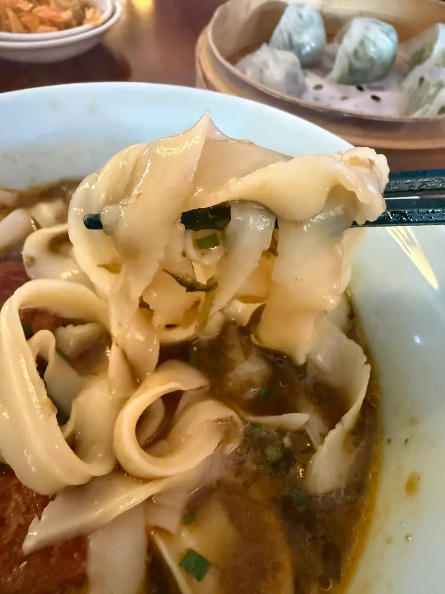 Dosakmyeon noodle strands of varying thickness