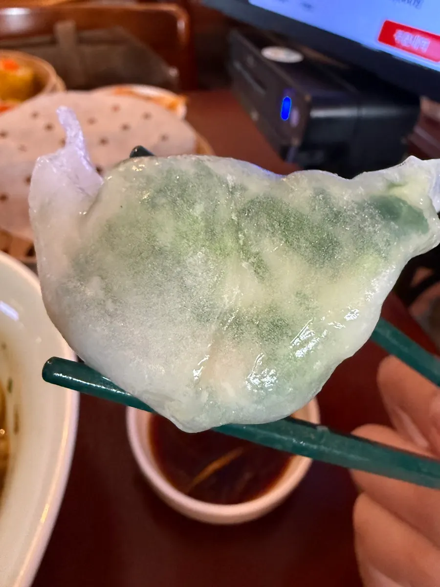 Lifting up a strand of beef dosakmyeon noodles