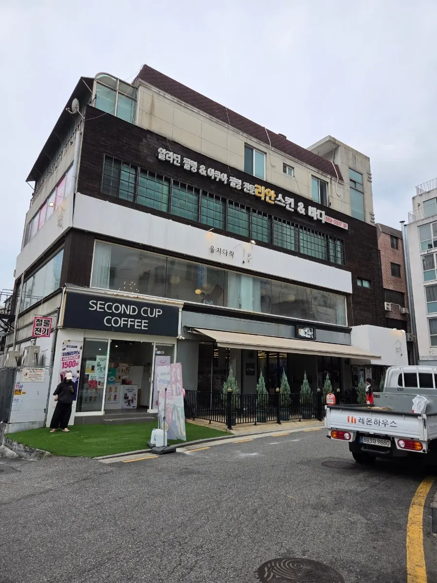 Exterior of the building housing Eulji Darak Gangnam in a Gangnam Station alley