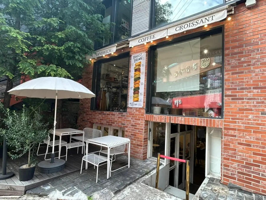 강남대로 골목에서 본 대형 베이커리 카페 건물