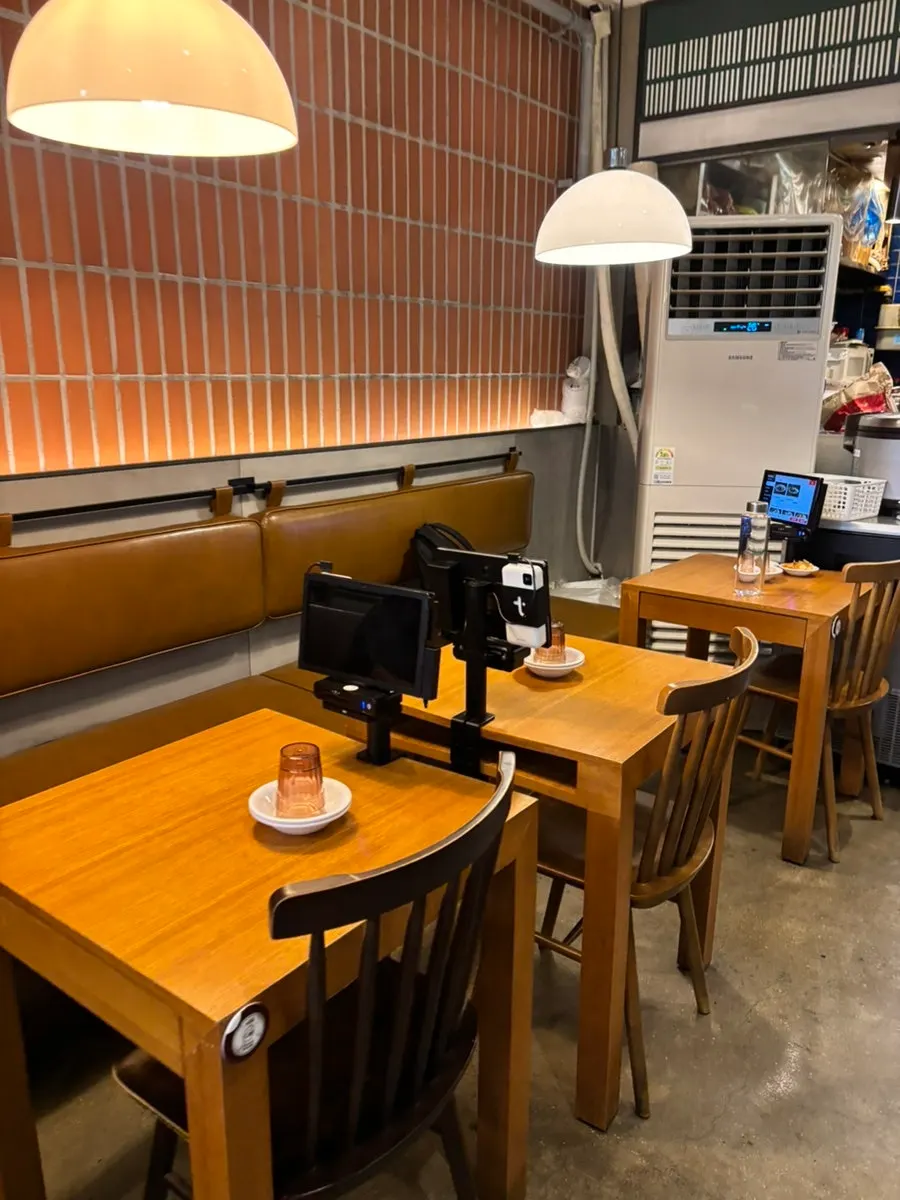 Table layout in the Sinbok Myeongwan dining room