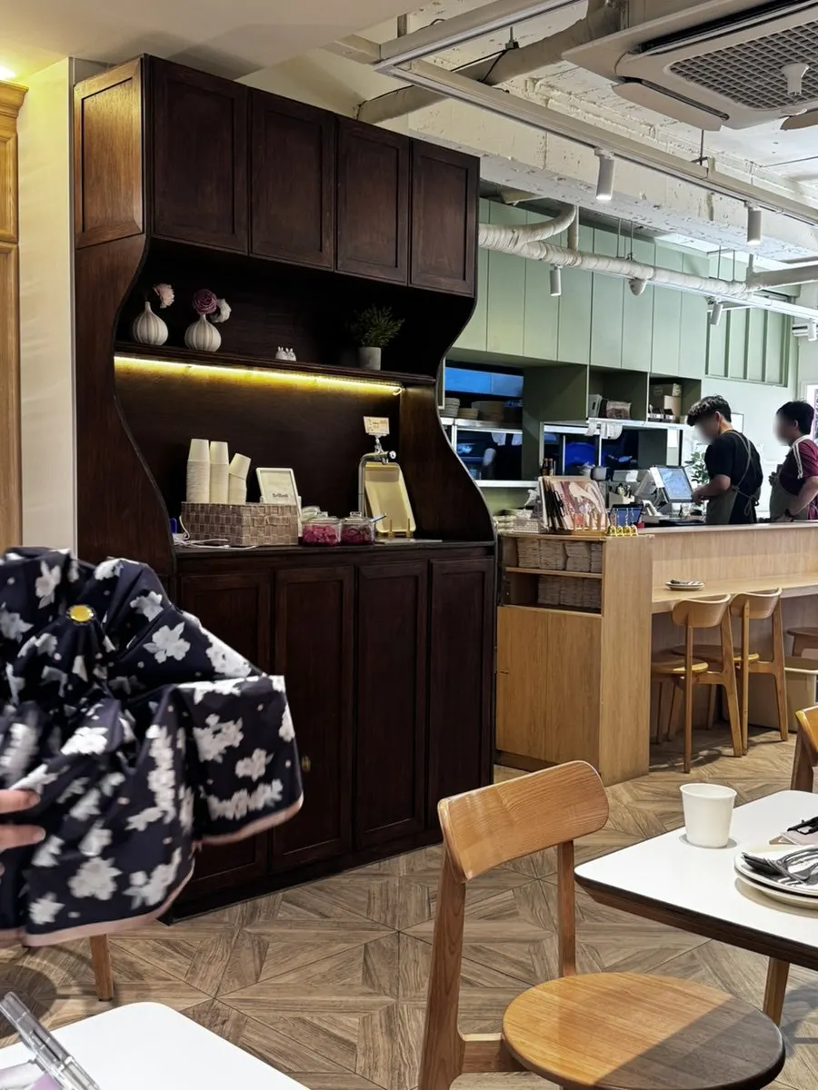따뜻한 조명이 켜진 브리비트 강남역점 실내 좌석